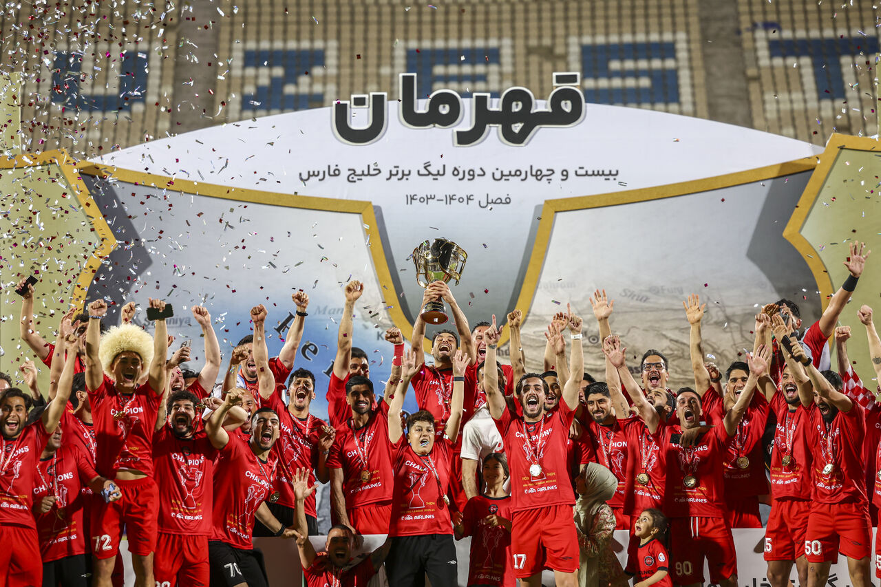 جام قهرمانی روی دستان بازیکنان تراکتور؛ پایان خوش یک فصل فوق‌العاده