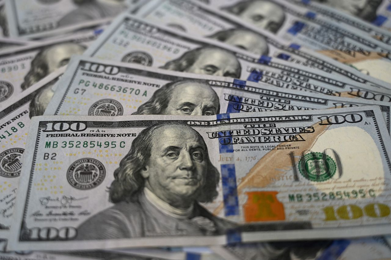 تداوم سقوط ارزش دلار در پی سیاست‌های تجاری ترامپ