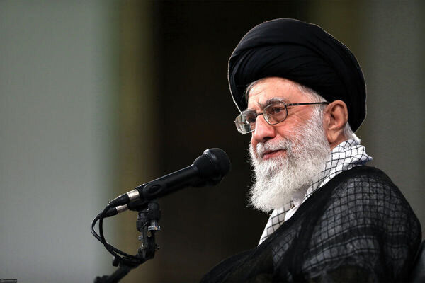 رهبر معظم انقلاب: انقلاب اسلامی ایران دنیای غرب را غافلگیر کرد